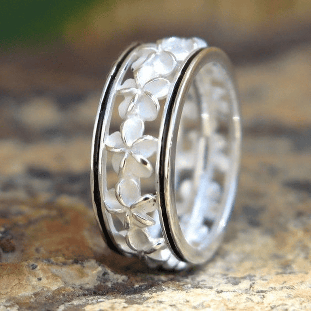 Vintage White Floral Ring in Silver